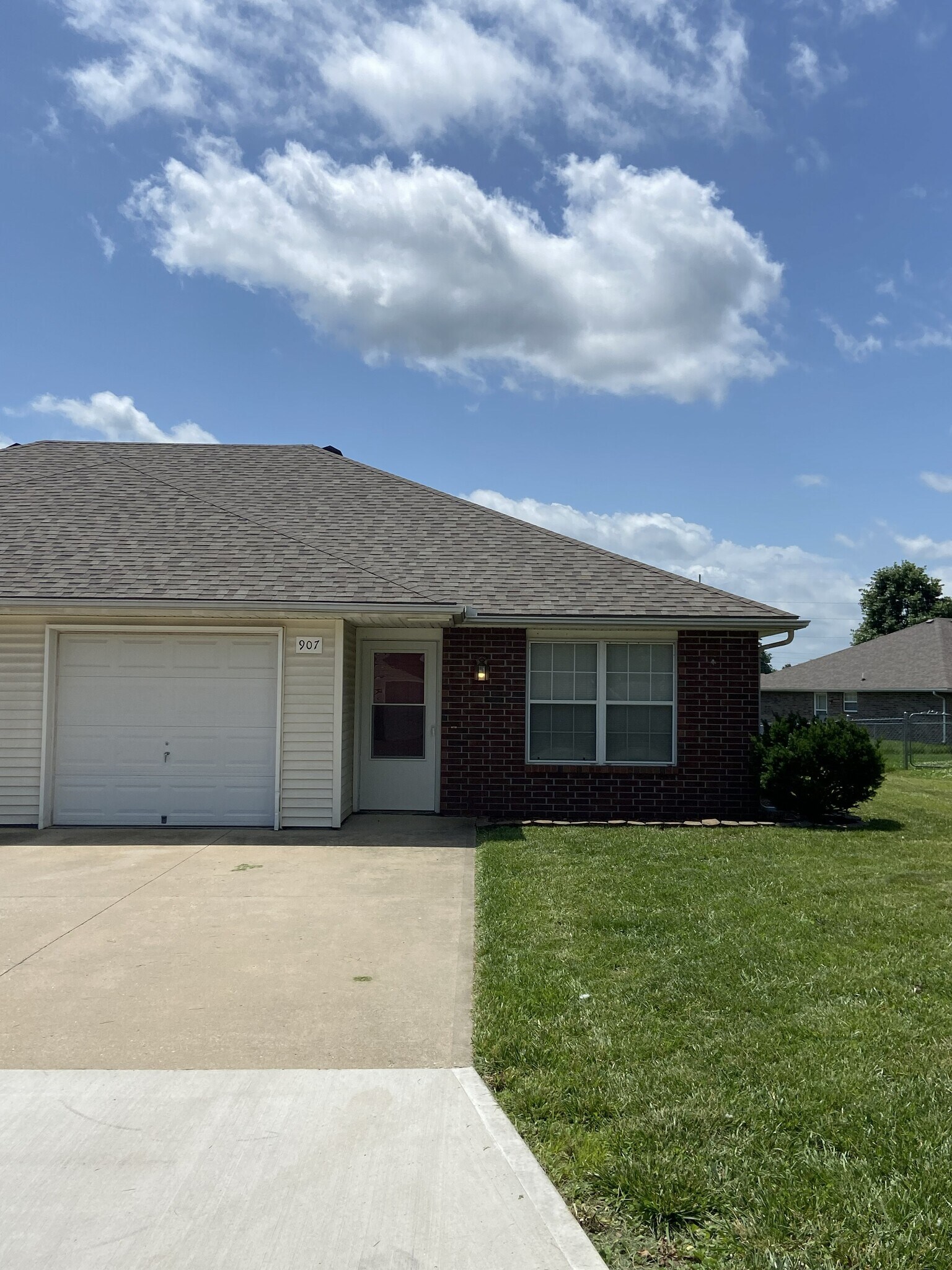 Building Photo - 907 NW Willow Dr