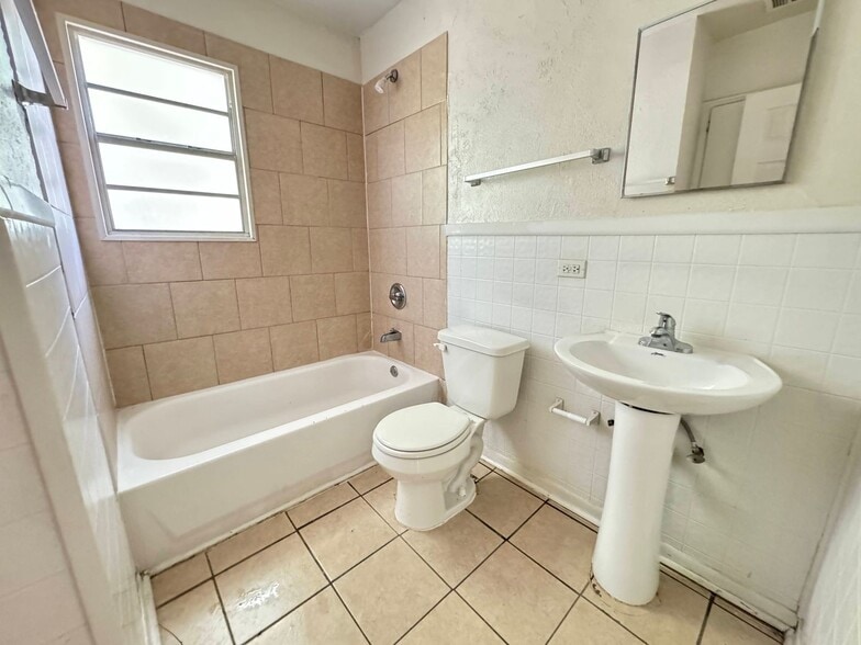 Building Photo - 912-912 Williamson Dr