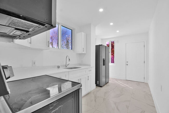 Building Photo - 3025 NW 8th Ave