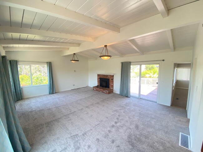 Building Photo - Unique 4 Bedroom 2 bath Guest Home in Ocea...