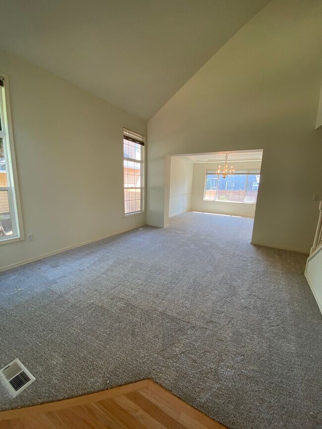 Building Photo - Spacious 4 bedroom 2.5 traditional house