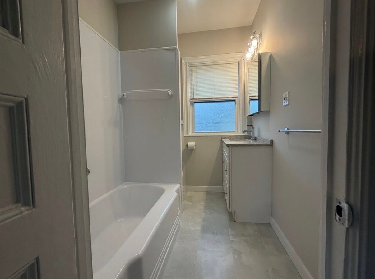 Building Photo - 10 Lambert Ave