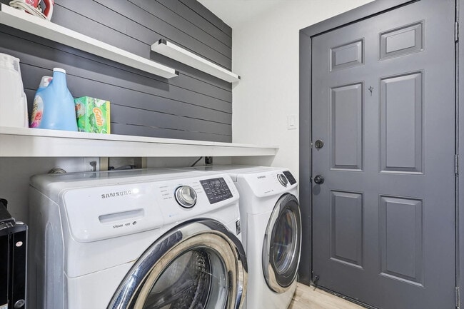 Building Photo - 6440 Knoll Ridge Dr