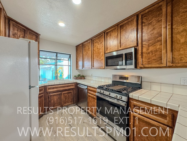 Building Photo - Lovely 2 Bedroom Condo near Davis university