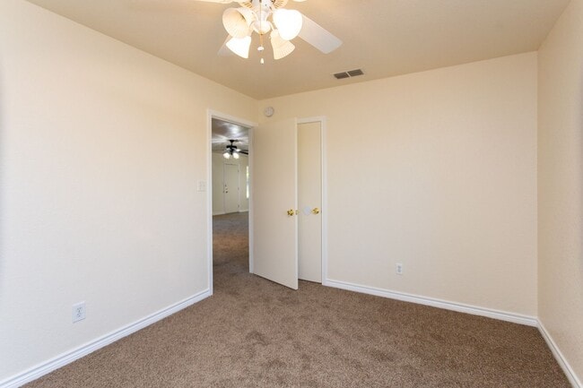 Building Photo - Spacious 2 Bedroom Home!