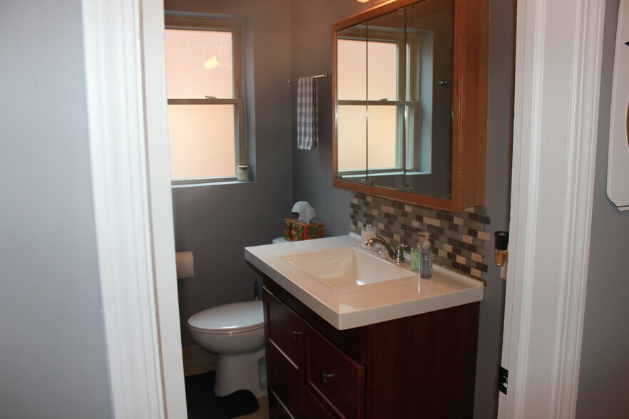 Building Photo - 5606 Warwick Dr