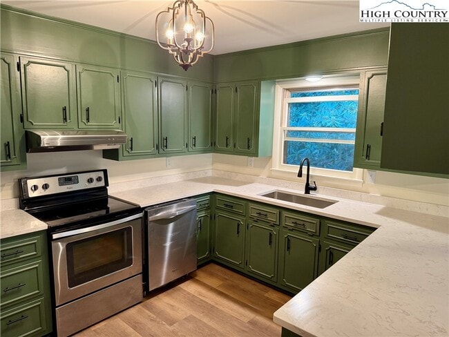 Building Photo - 130 Maple Dr