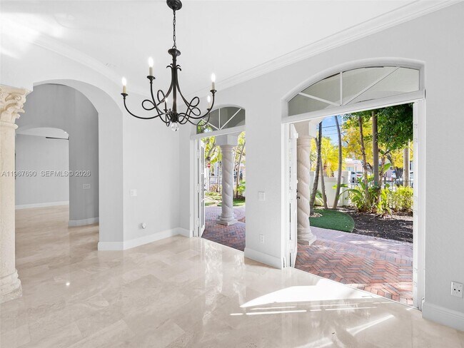 Building Photo - 827 SE 2nd Ct