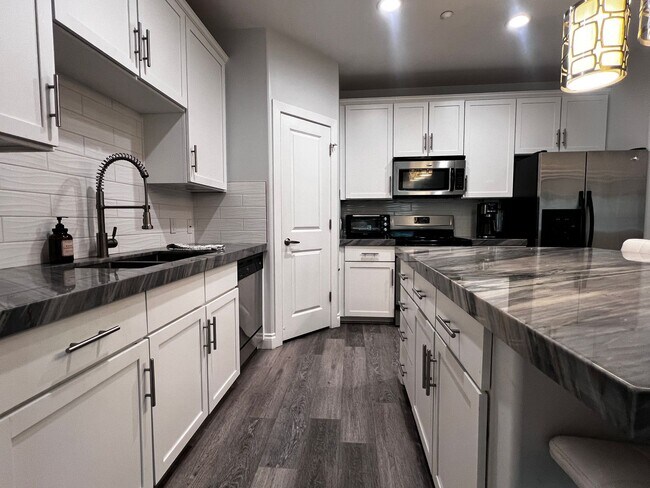 Building Photo - 2 Bed 2 Bath Furnished Condo Tempe Resort-...