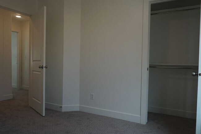 Building Photo - Layton Townhome 3 Bed 2.5 Bath