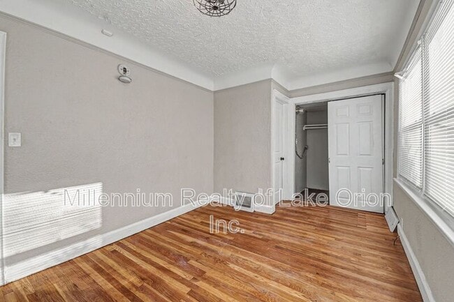 Building Photo - 419 W Iroquois Rd