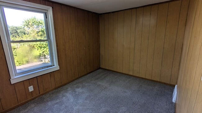 Building Photo - Charming 2-bedroom, 1-bathroom home locate...
