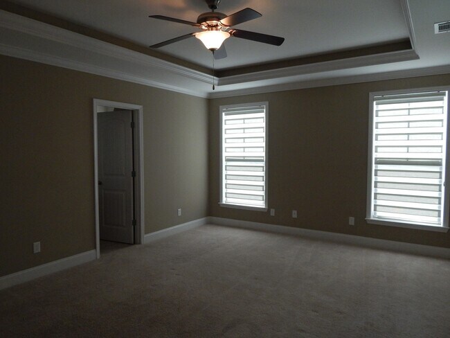 Building Photo - Spacious 6 bedroom, 4 bathroom home!