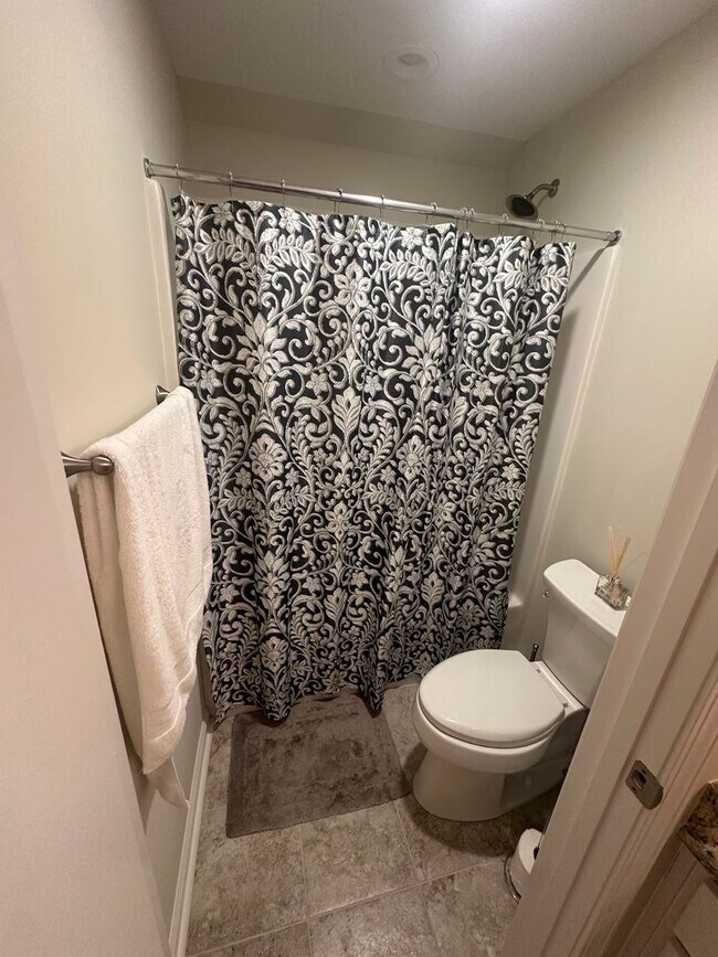 Building Photo - Beautiful 3 BR 2.5 Bath home with bonus room