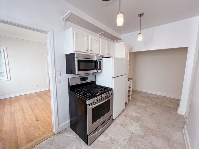 Building Photo - Curson Ave Apartments By The Grove