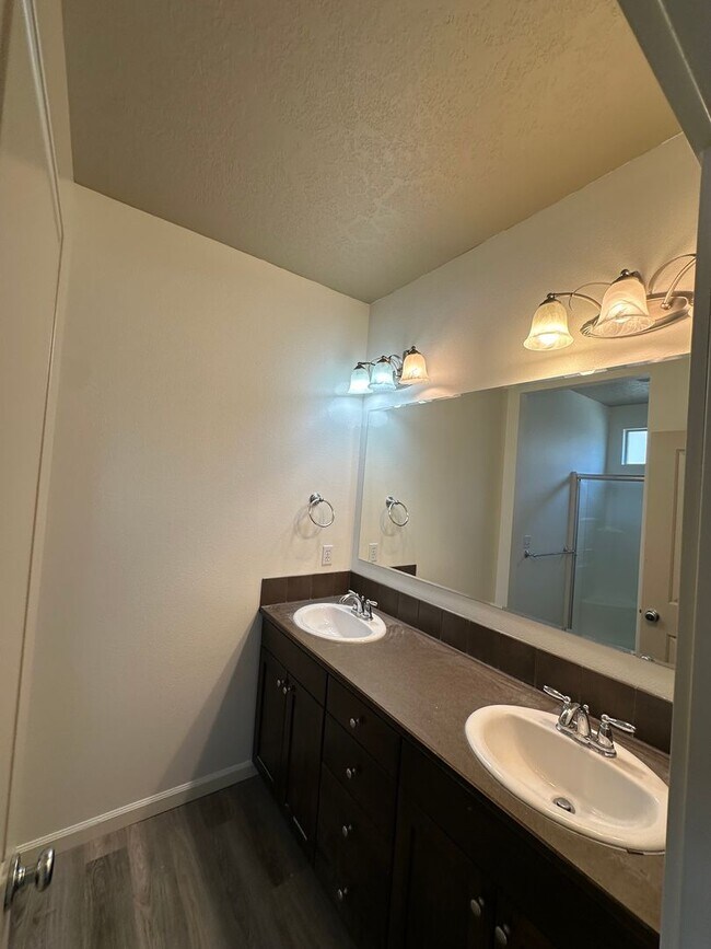Building Photo - 3 Bedroom 2 Bath Home, New Paint, New LVP ...