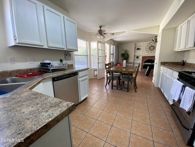 Building Photo - 812 Merriman Dr