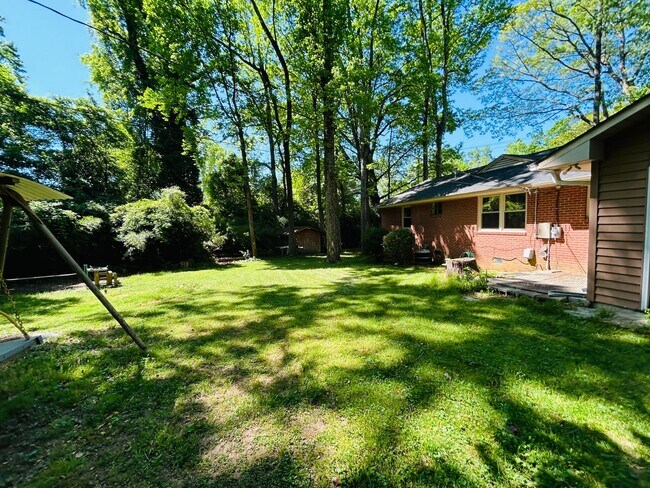 Building Photo - Fabulous 3 bedroom 2 bathroom Ranch home in Lawndale Homes area in NW Greensboro. Huge yard.