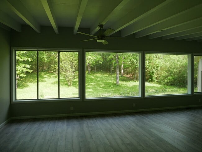 Building Photo - Gorgeous 4 bedroom, 2.5 bath House on a 1 ...