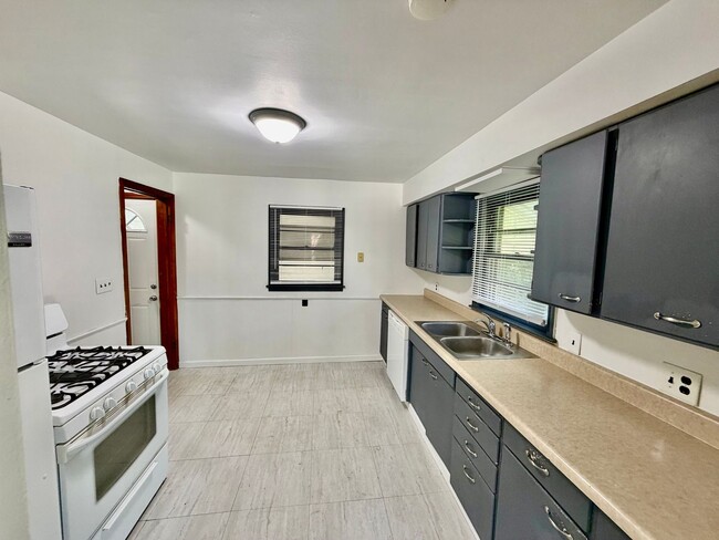Building Photo - Spacious 3 Bedroom 2 Bathroom Home with Attached Garage!