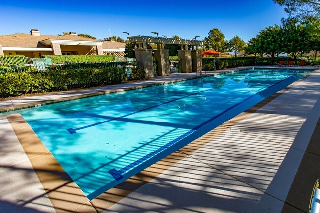 Building Photo - 4 Bedroom, Queens Ridge Guard Gated Commun...