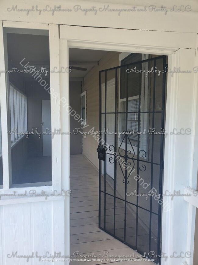 Building Photo - 2 Bedroom / 2 Bathroom Home in Historic Springfield ? Huge Fenced Yard