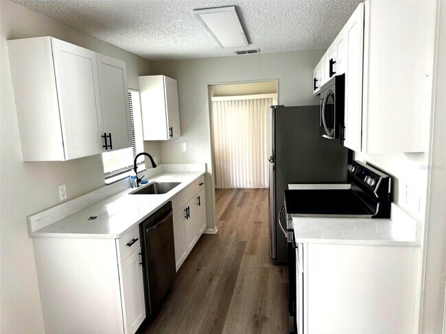 Building Photo - 427 Lake Daisy Dr