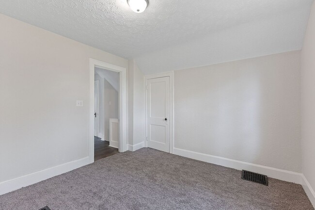 Building Photo - PRICE HILL - Stunning 4 bed 2 bath on quiet cul de sac street