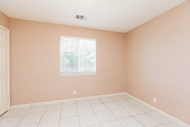 Building Photo - **1 Story 3 Bedroom 2 Bath Home in Hutto, TX
