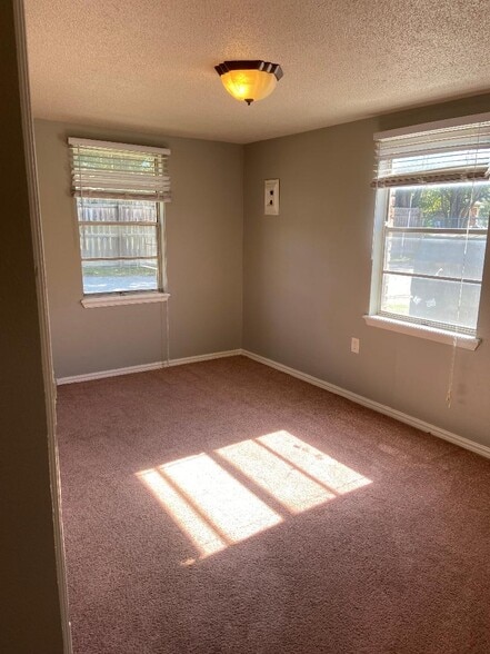 Building Photo - 410 E Walnut St