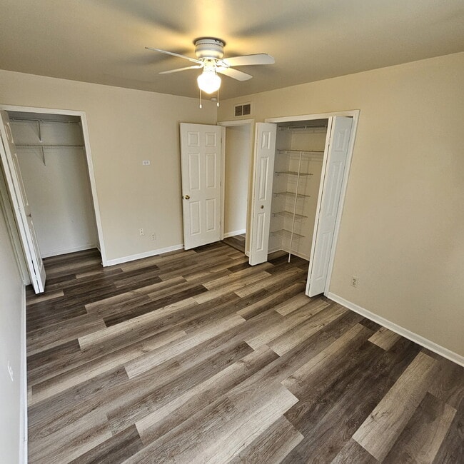 Building Photo - 2 Bedroom Upper Condo with Vaulted Ceiling...