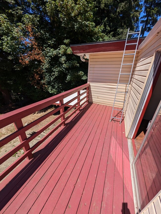 Building Photo - A Quarky Bremerton Original! Tons of Space...