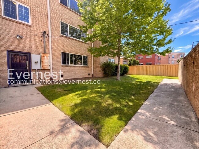 Building Photo - 1 Bed, 1 Bath Condo with Modern Amenities / Available Soon!