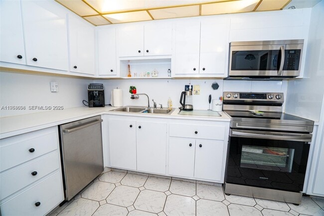 Building Photo - 1833 S Ocean Dr