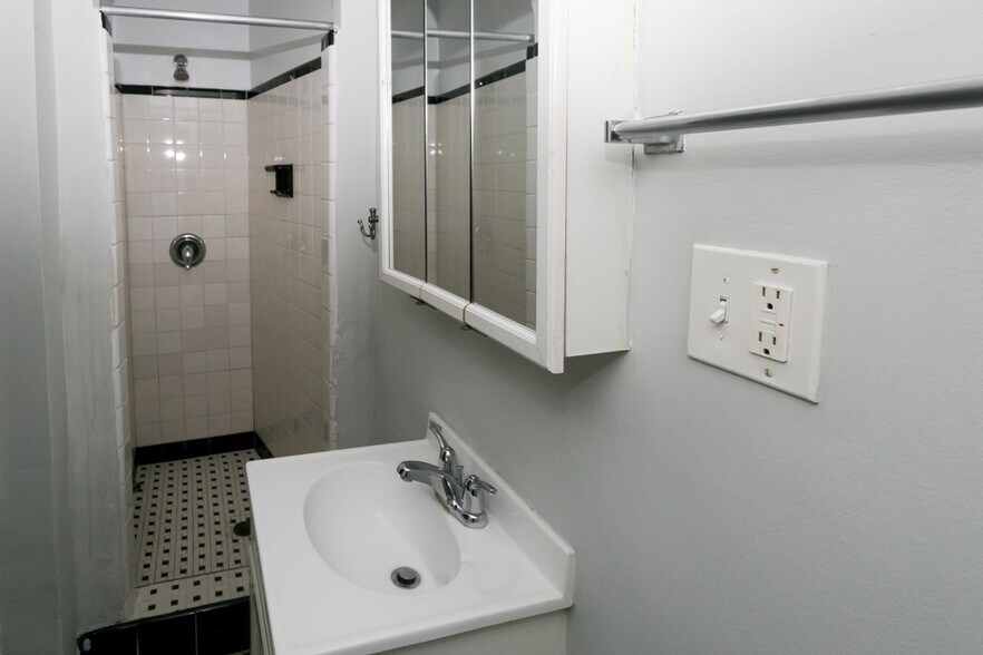 Building Photo - 4634 N Paulina St