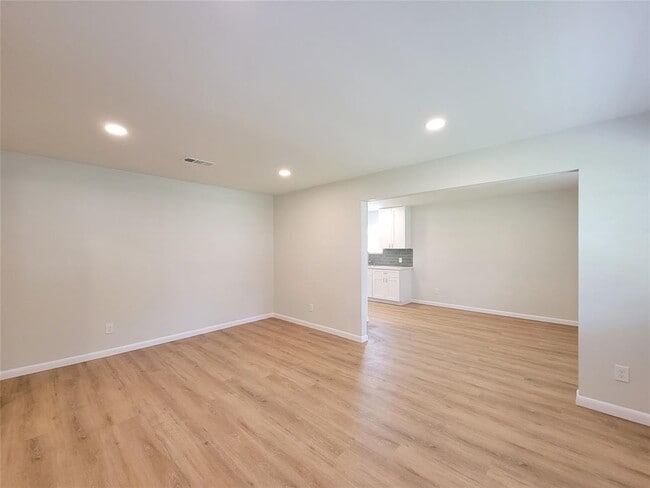 Building Photo - 25911 Maplewood Dr