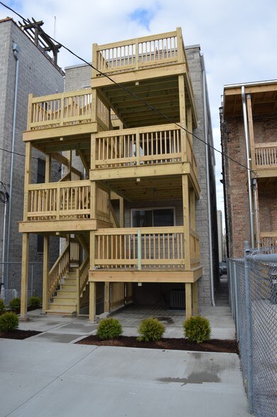Building Photo - 1438 N Maplewood Ave
