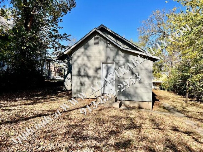 Building Photo - ADORABLE and CLEAN 2 Bed 1 Bath Home in KC...