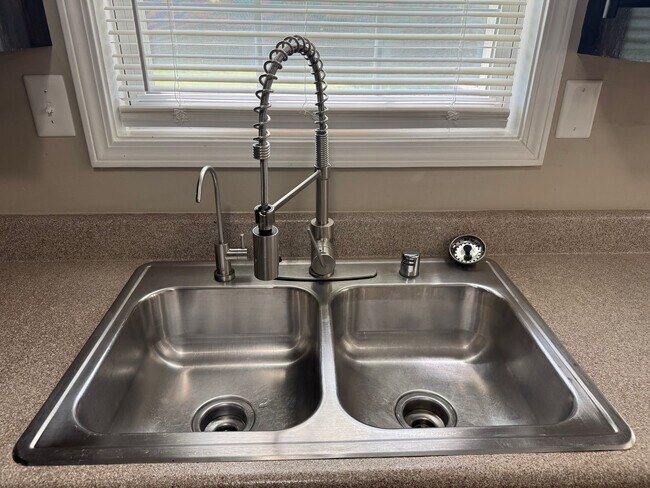 Building Photo - $1425/18 month lease or $1450/12 month lease.