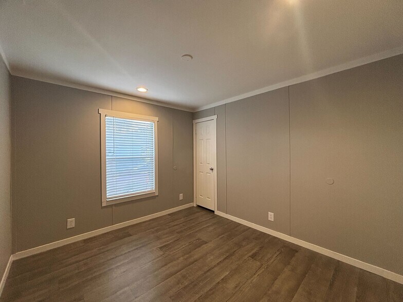 Building Photo - 116 E Semands St