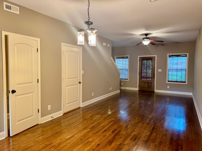Building Photo - Luxury Townhouse! 2 Bed/2.5 Bath, 1 Car ga...