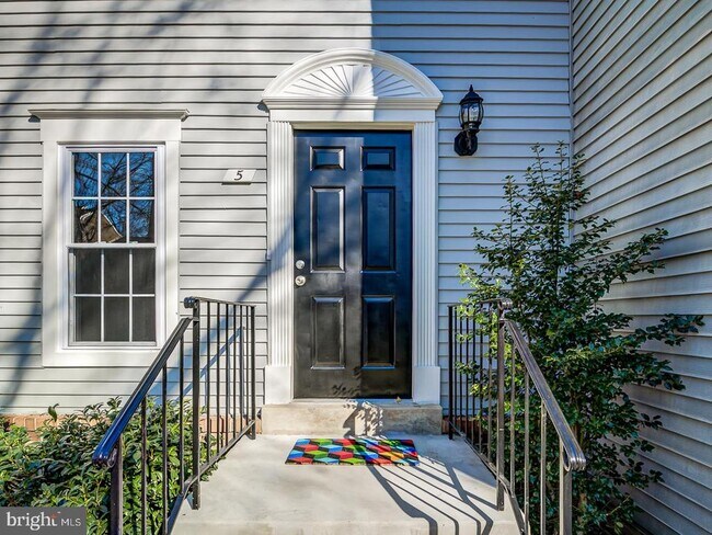 Building Photo - 5 Climbing Ivy Ct