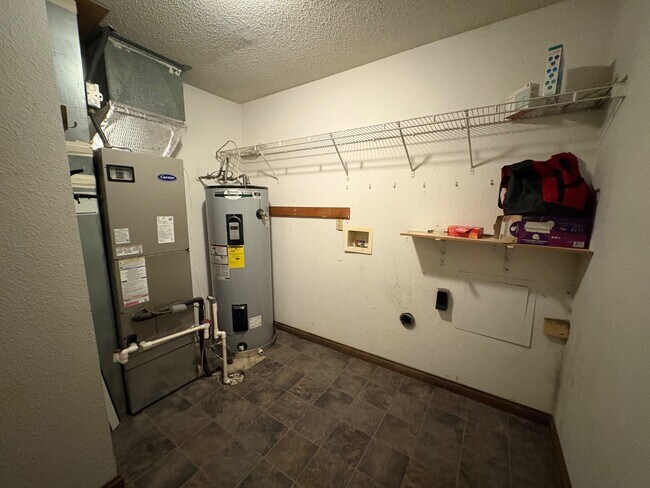 Building Photo - 1443 Blue Brook Way