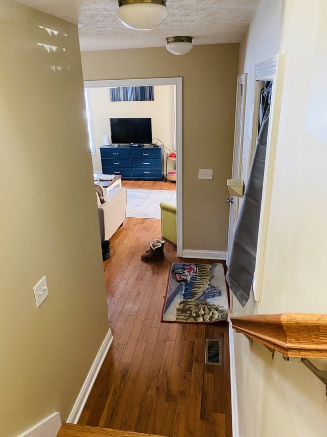 Building Photo - 521 E 1st St