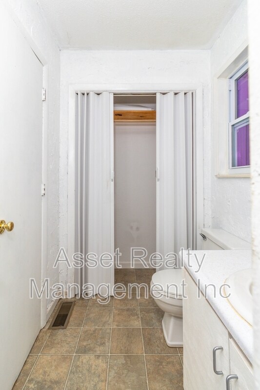 Building Photo - 1817 Sedgewick Dr