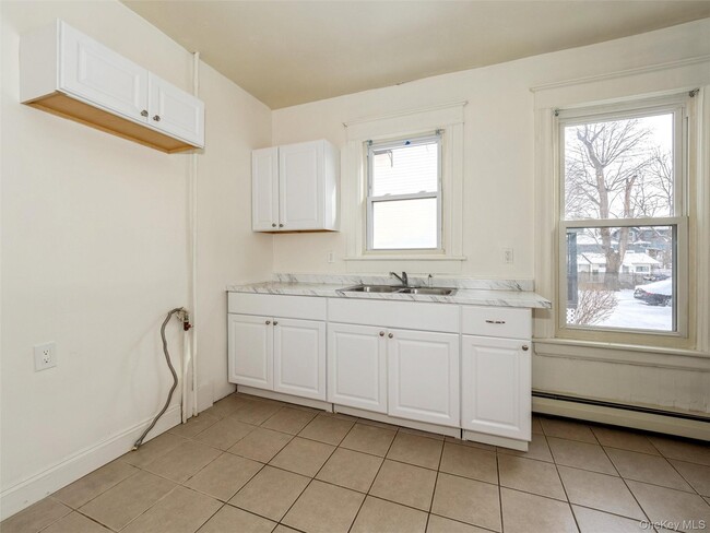 Building Photo - 236 Mansion St