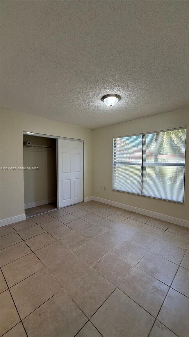 Building Photo - 1524 Lake Crystal Dr