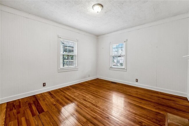 Building Photo - 976 Hall Pl NW