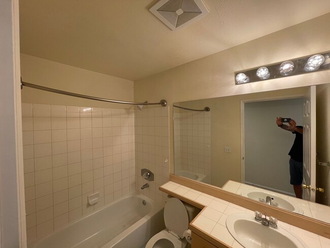 Building Photo - Sammamish - 3 BR, 2 BTH ground floor condo...