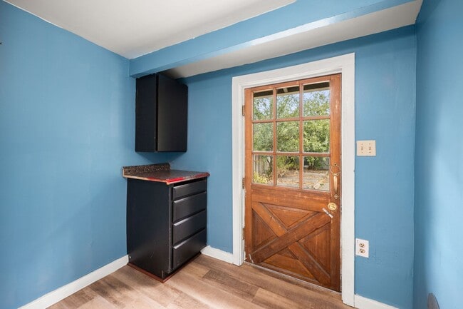 Building Photo - Centrally Located Home With Unbelievable C...